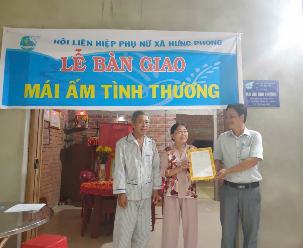 Ông Nguyễn Hữu Phước PCT UBND xã trao Quyết định tặng Mái ấm tình thương